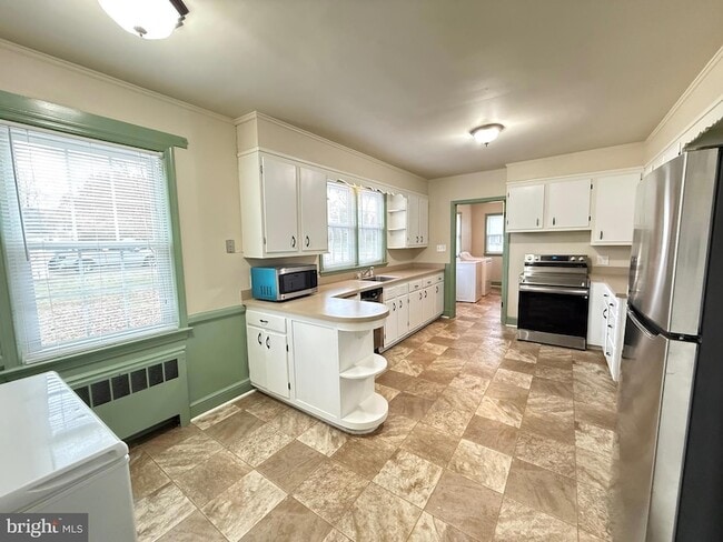 Building Photo - 118 St Marys Ave