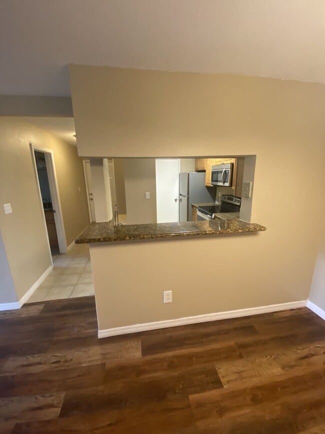 Building Photo - 2 Bed 2 Bath Condo with fireplace!!!