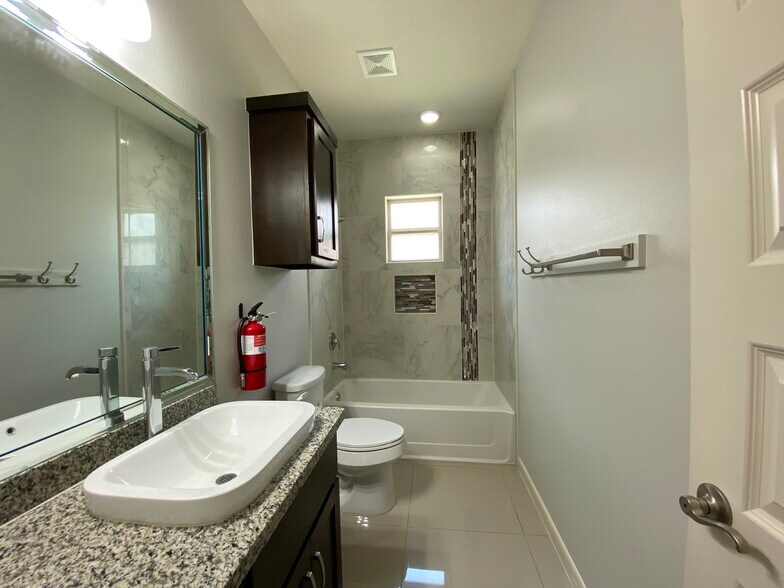 Building Photo - 904 E Myrtle Beach Ave