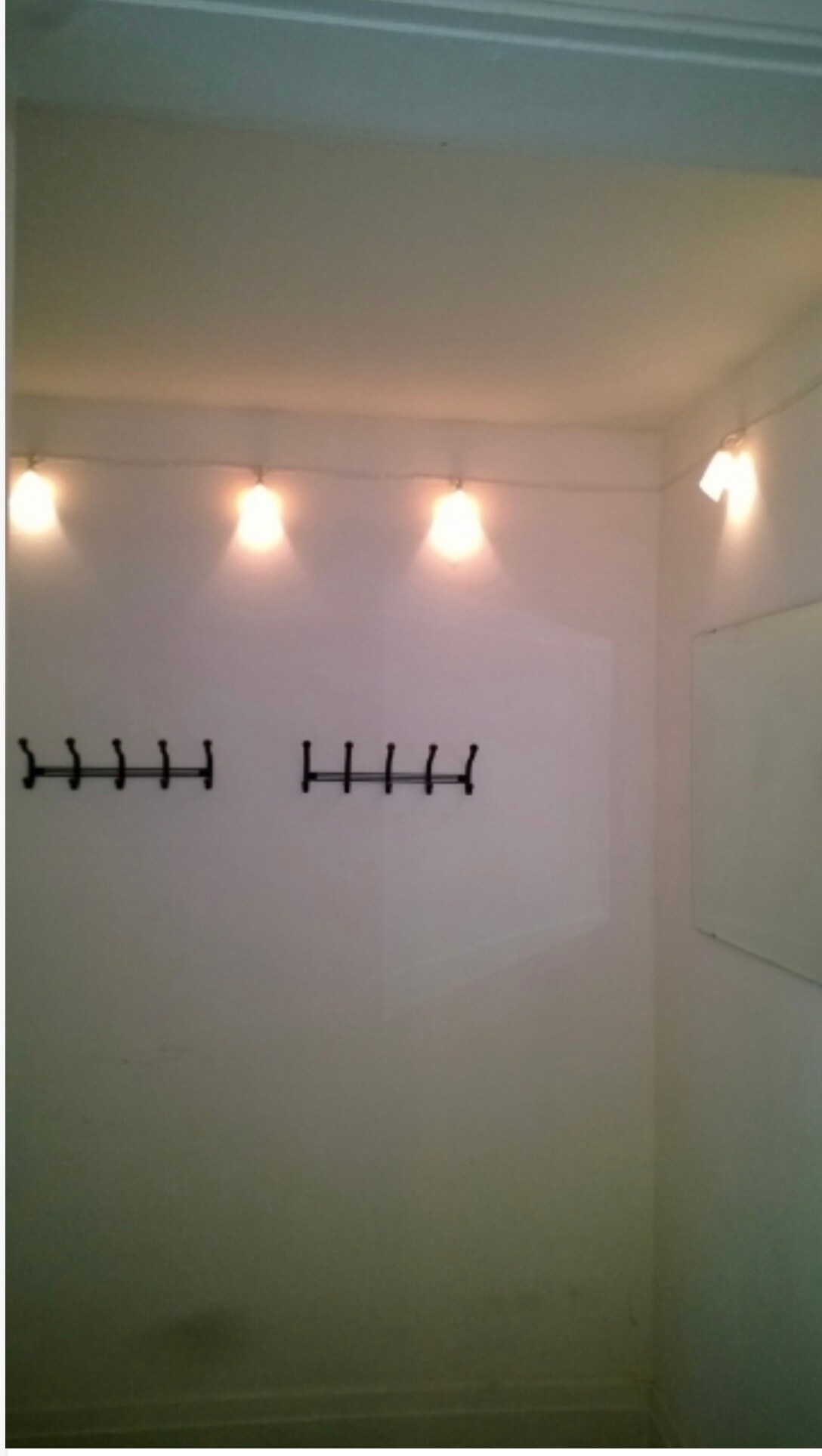 Building Photo - 1522 W Victoria St