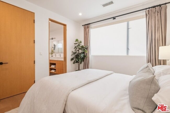 Building Photo - 722 Marine St