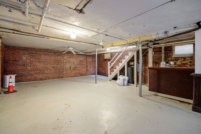 Building Photo - Beautiful Renovated 3 Bedroom 2.5 Bath off...