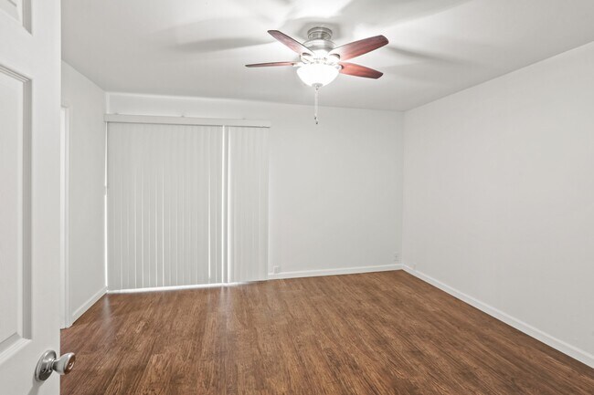 Building Photo - 2121 Fountain View Dr