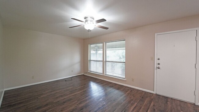 Building Photo - MOVE IN SPECIAL!! FOR LEASE! 2 Bedroom - 1 Bath -  Town House Apartments!