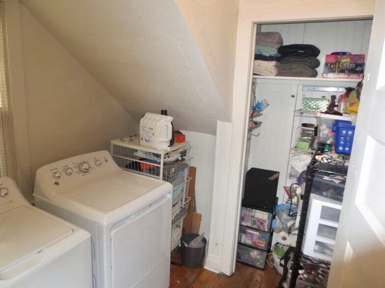 Laundry Room - 1825 W Addison St