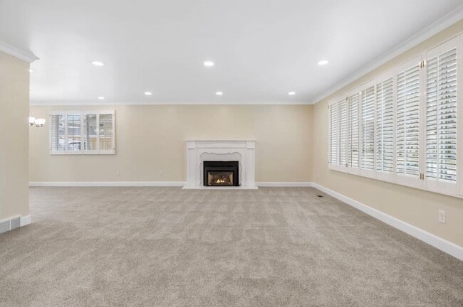 Building Photo - Spacious home for rent -  2.2 miles from t...