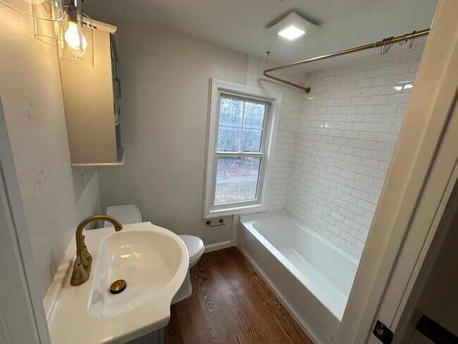 Building Photo - 124 Seymour Rd