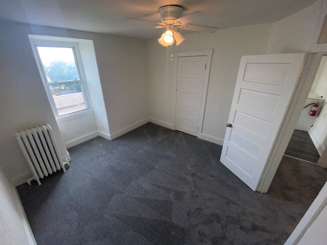 Building Photo - 127 Saude Ave
