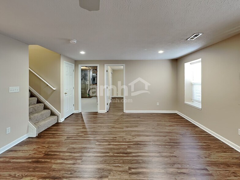 Building Photo - 300 Water Ridge Ct