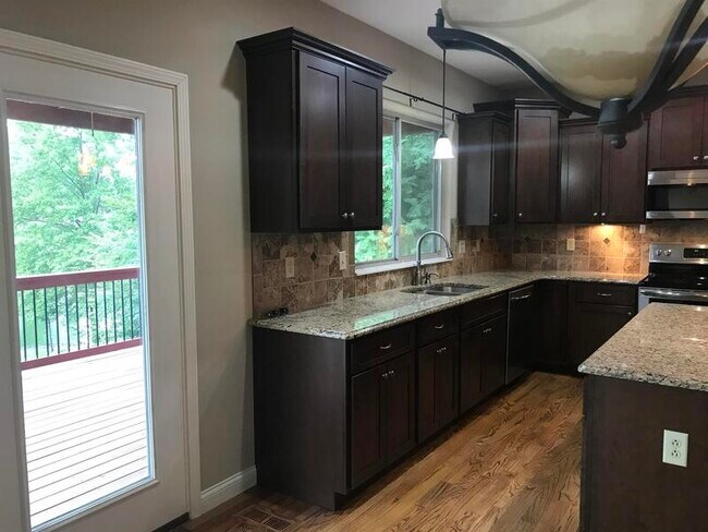 Building Photo - 8425 Treybrooke Pl