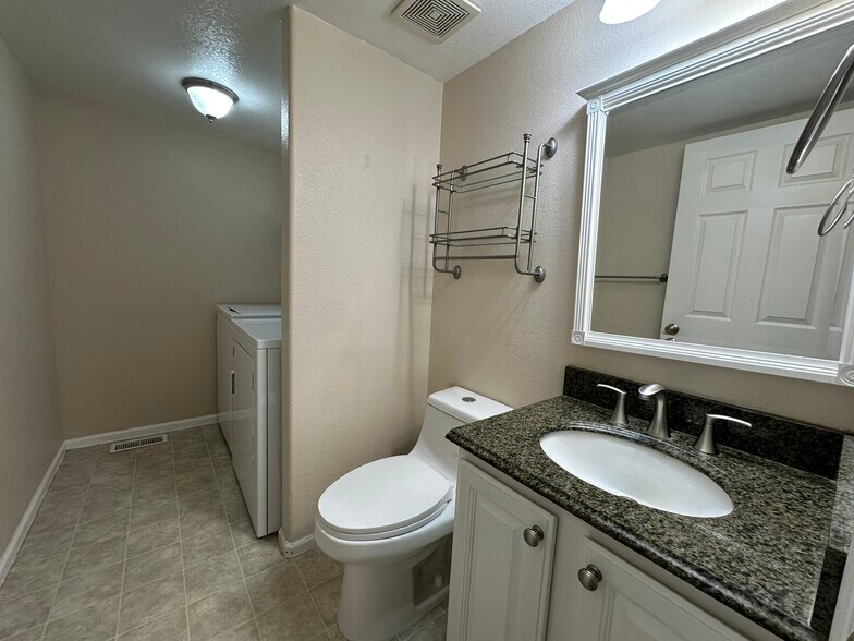 Building Photo - 3245 Richmond Dr