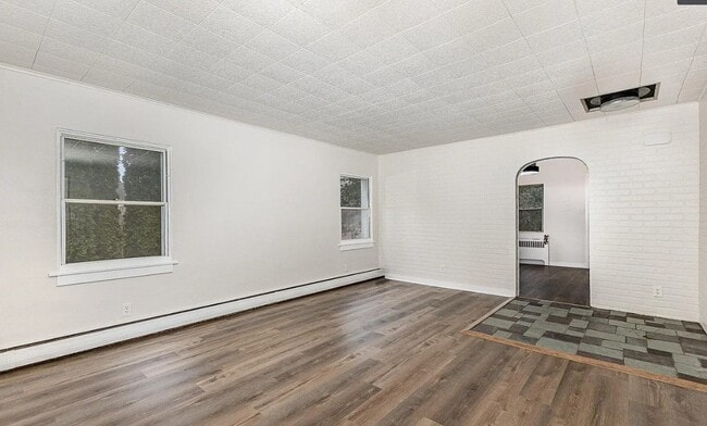 Building Photo - 536 Lansvale St