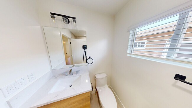 Building Photo - Newly Renovated 6 bed house on 63rd!