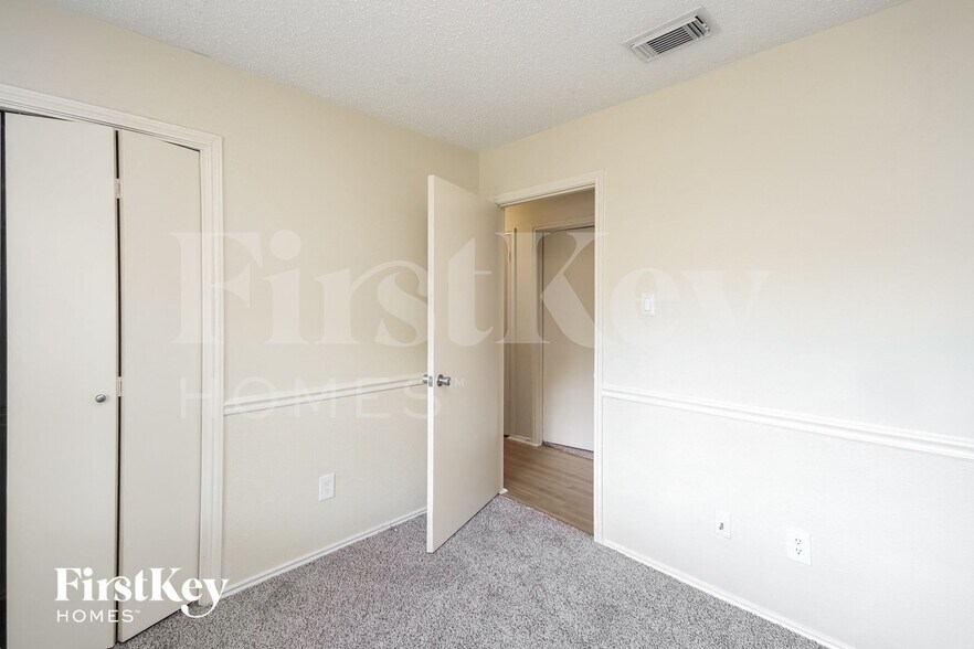 Building Photo - 17002 Enchanted Cir E