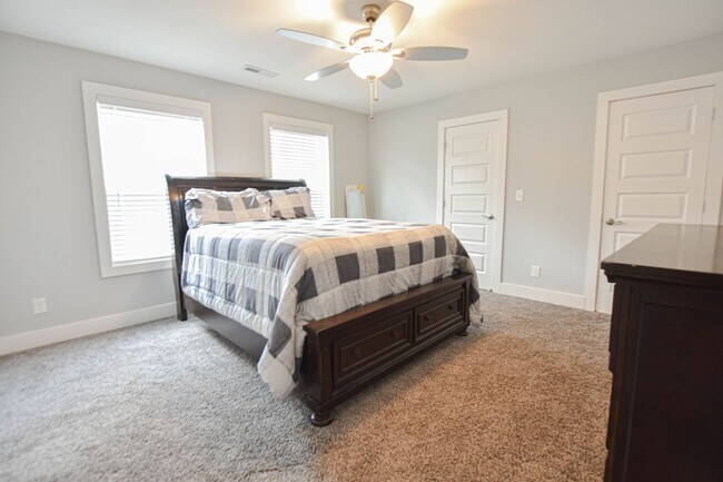 Building Photo - Modern Three Bedroom!