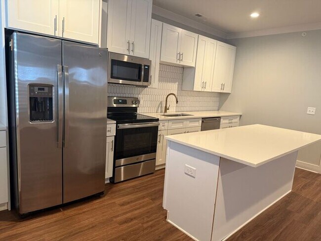 Building Photo - Modern 2 Bedroom Condo in the Heart of Melrose