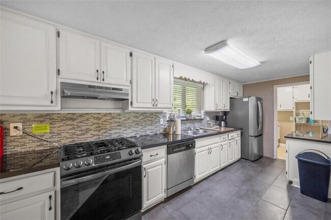 Building Photo - 6207 Moss Dr