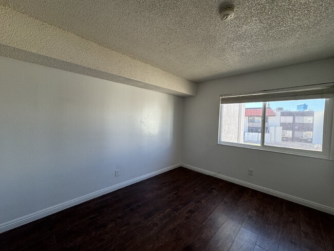 Building Photo - Spacious 3-Bed, 1-Bath Condo with Granite ...