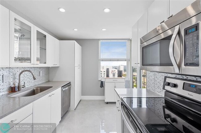 Building Photo - 2800 E Sunrise Blvd