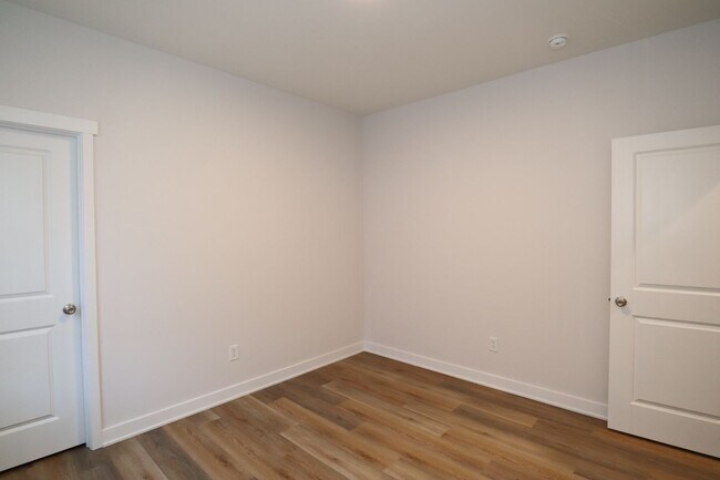 Building Photo - 903