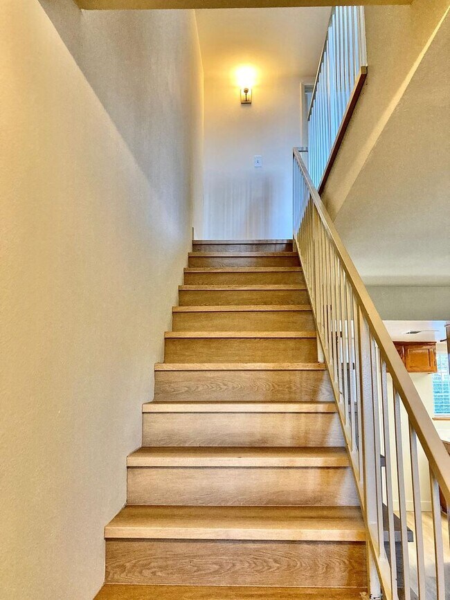 Building Photo - Charming 2 Bedroom 2 Bath townhouse with a...