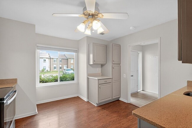 Building Photo - Charming End-Unit Townhome in Sought-After...