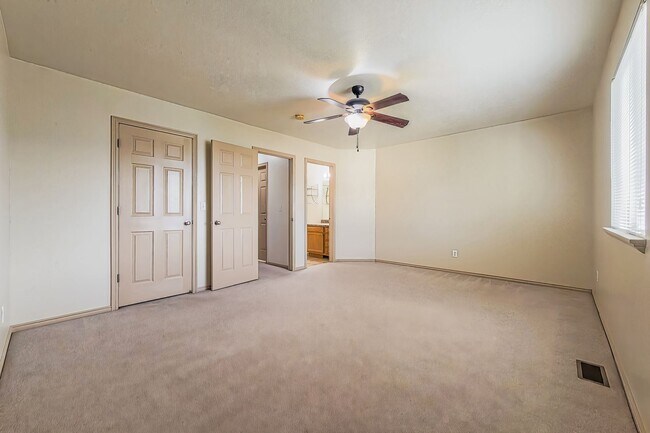 Building Photo - Charming 2 Bedroom Home with Modern Comforts and Pet-Friendly Living - Available NOW!