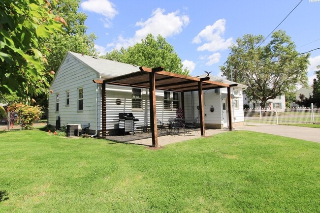 Building Photo - 2 BD, 1 BA with office, FURNISHED home