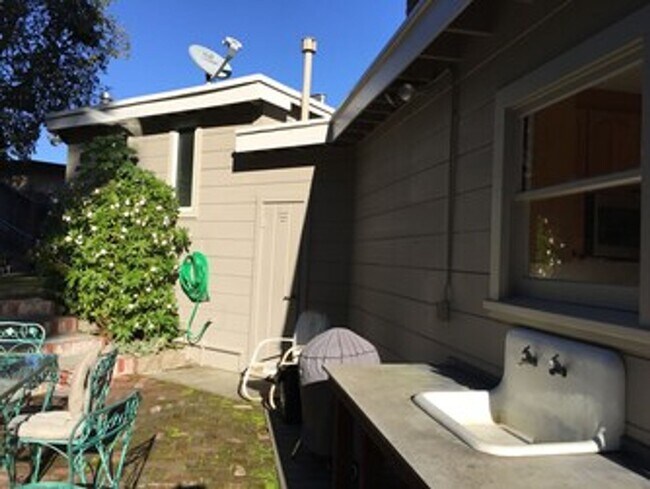 Building Photo - Mid Century Modern home in Monterey