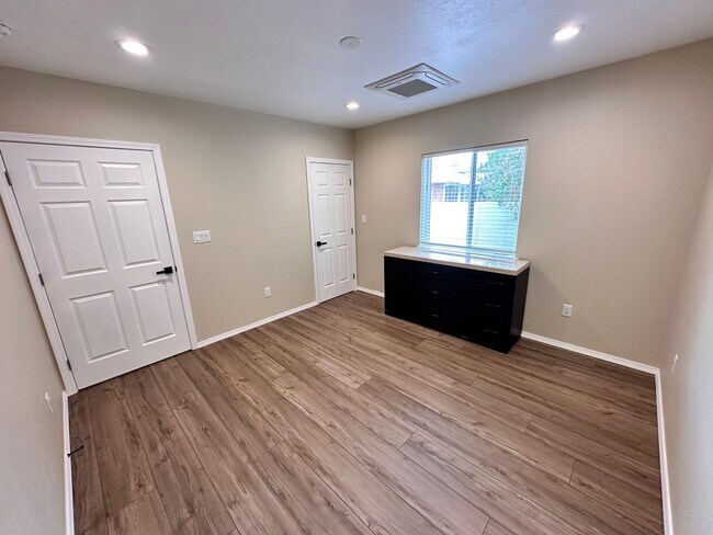 Building Photo - Coming Soon! 1 Bedroom 1 Bathroom with Ref...