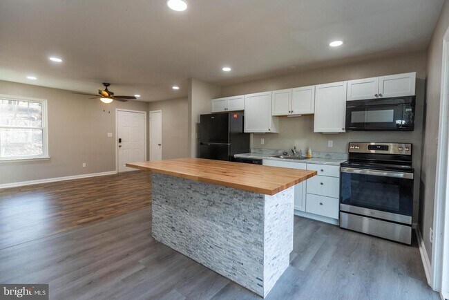 Building Photo - 462 Wild Rose Ln