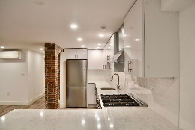 Building Photo - 322 Lowell St