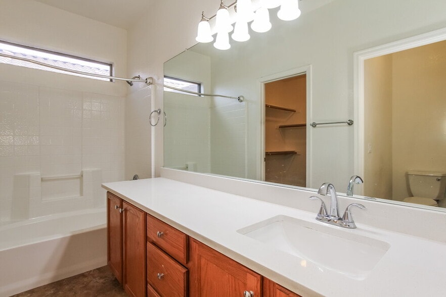 Building Photo - 505 W Del Rio Ln