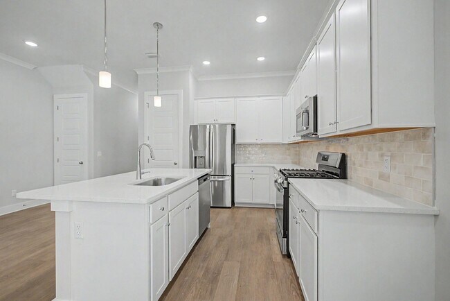 Building Photo - 4065 Four Oaks Blvd