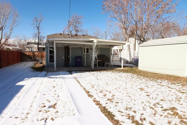 Building Photo - Spacious 2 bedroom with large den in the h...