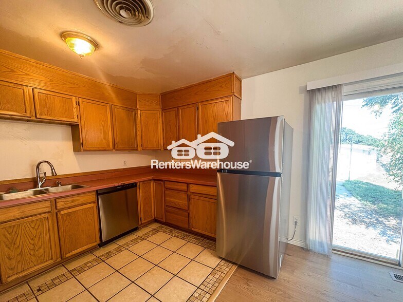 Building Photo - 327 Leona Dr