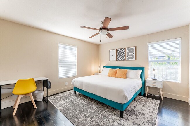 Building Photo - 2409 Town Lake Cir