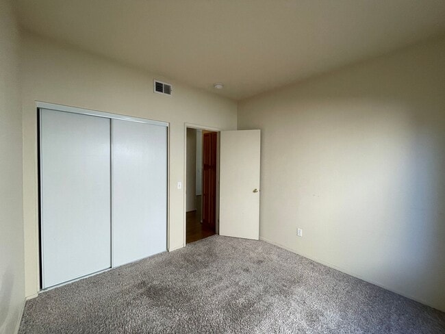 Building Photo - Large Two Story Home with Bonus Room, Cove...