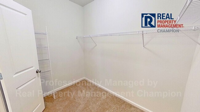 Building Photo - Beautiful Home with Spacious and Open Floorplan