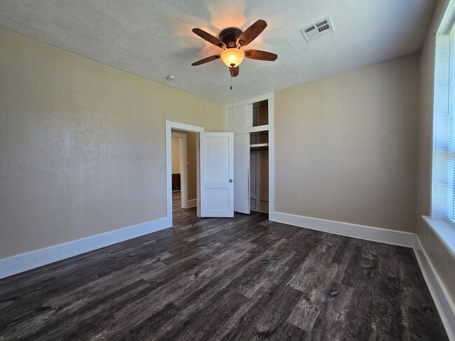 Building Photo - 400 S Cash
