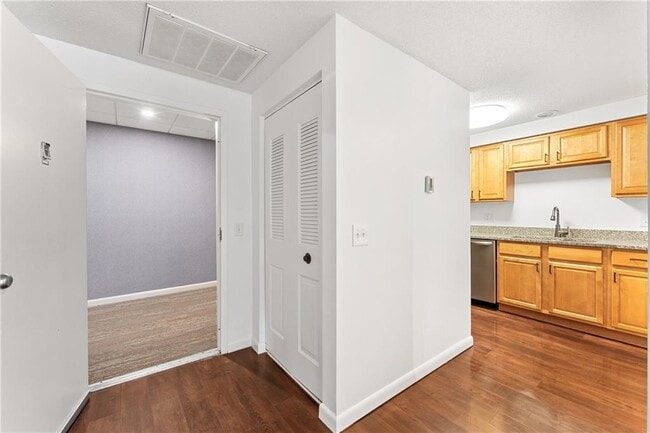 Building Photo - 30 Argyle Ave