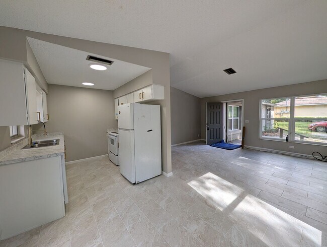 Building Photo - Updated 2 bedroom, 1 bath duplex apartment with inside laundry in beautiful Silver Springs