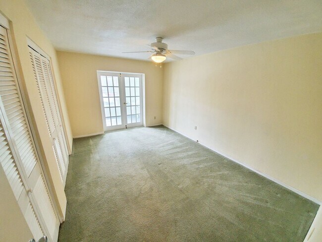 Building Photo - 2 Bedroom 1 Bath Second Floor Condo in St....