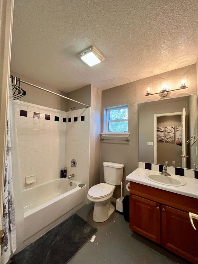 Building Photo - 2231 Watersong Cir