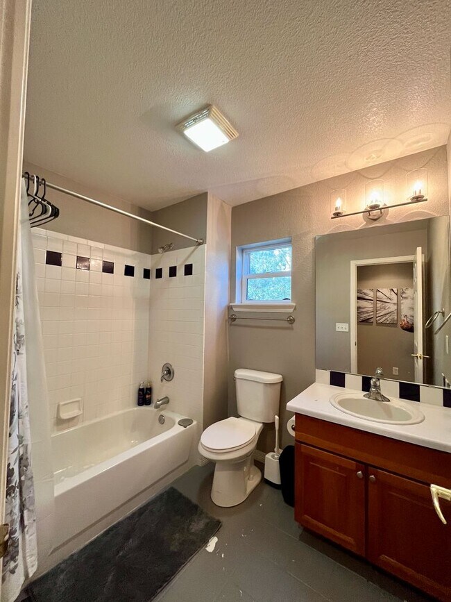 Building Photo - South Longmont Townhome with Attached Garage & Private Patio