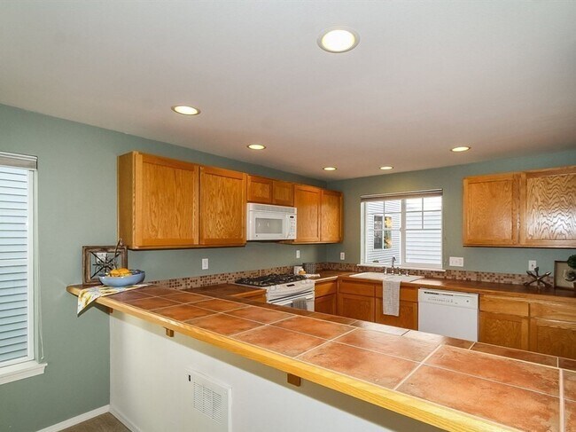 Building Photo - Fabulous Green Lake Townhome