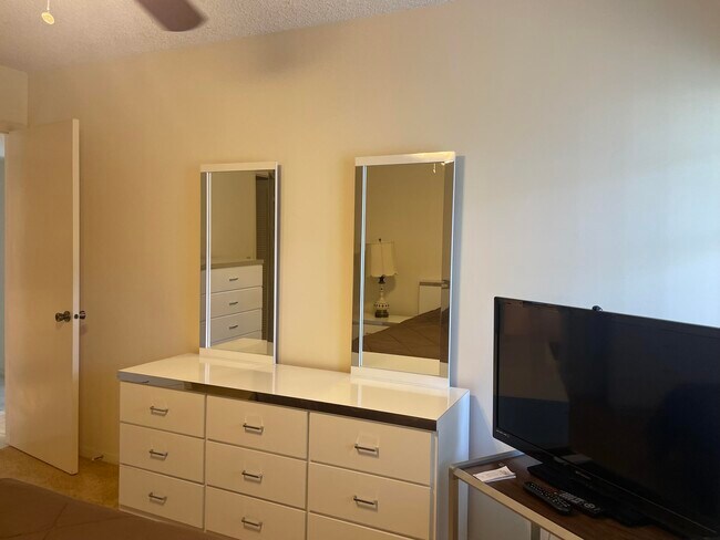 Building Photo - 705 Normandy O
