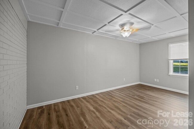 Building Photo - 4800 Maplecrest Dr