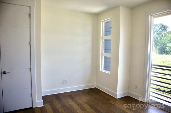 Building Photo - 139 S Bruns Ave