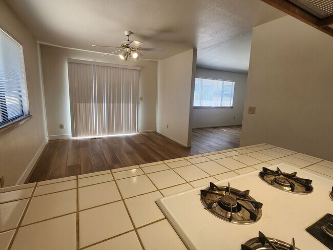 Building Photo - Home For Rent in Sunridge
